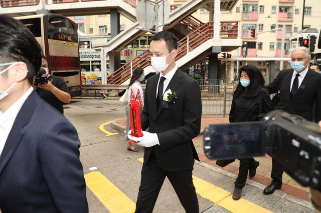 霍启刚|霍启刚奶奶出殡!郭晶晶带亲妈现身给足老公面子,3子女罕见同框