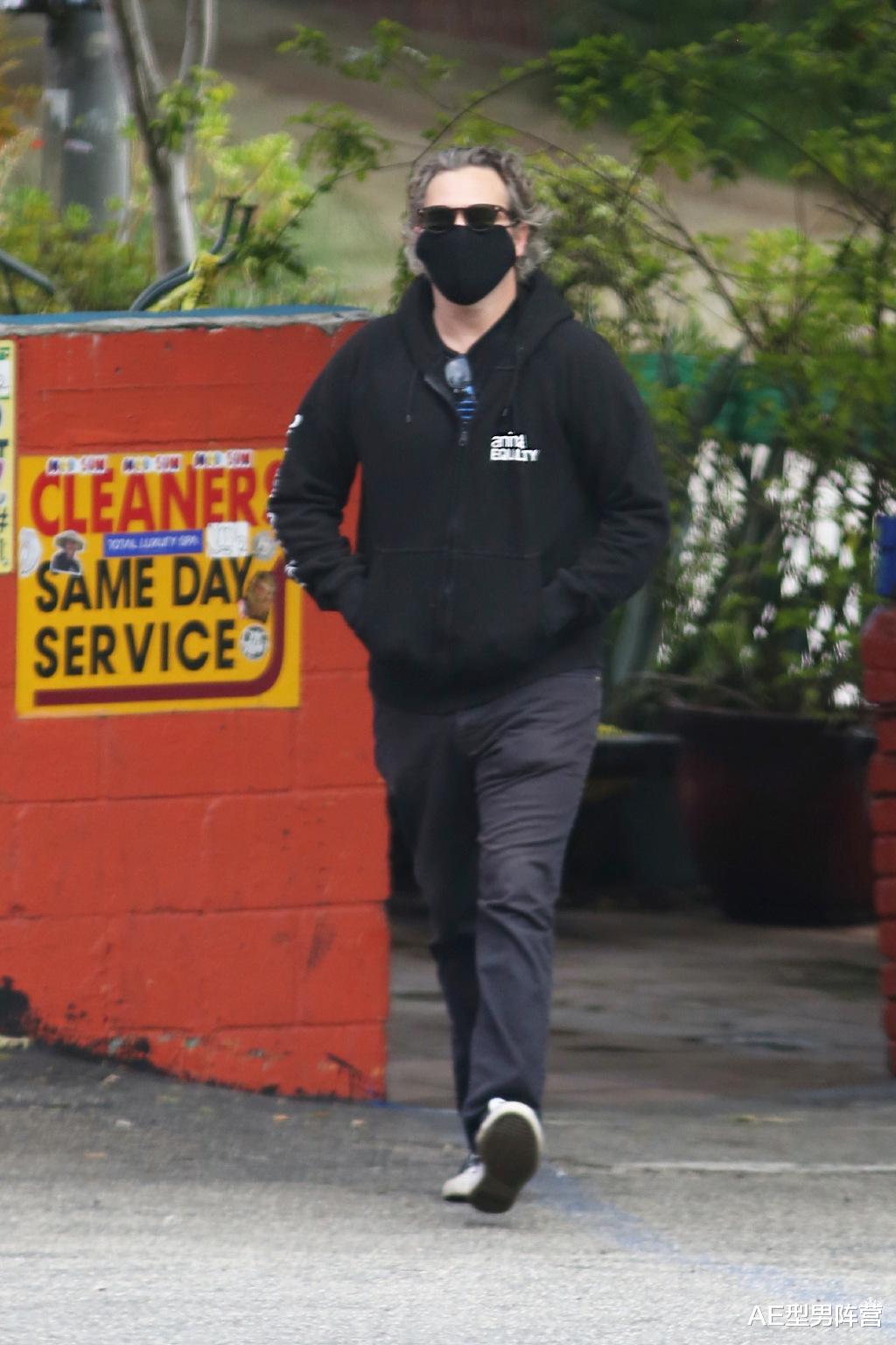 #杰昆·菲尼克斯#46岁杰昆·菲尼克斯偷跑出门遛弯!小丑身材又胖了,肉嘟嘟超可爱