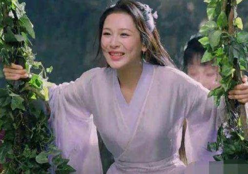 杨紫|为何杨紫拍戏荡秋千只露上半身?看到全景的画面,网友们:扎心了