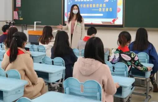 「形式主义」戴口罩上课是形式主义？教育专家：学校许多措施形同虚设