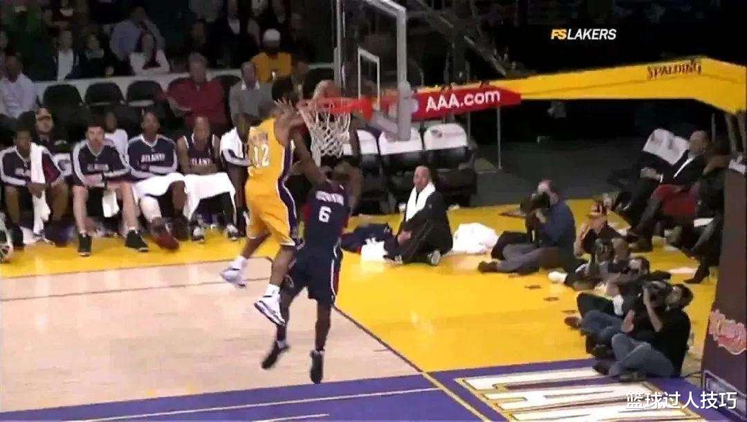 迈克尔·乔丹▲这些后卫盖帽太残暴！韦德老大爷散步般淡定，这封盖足以排第一