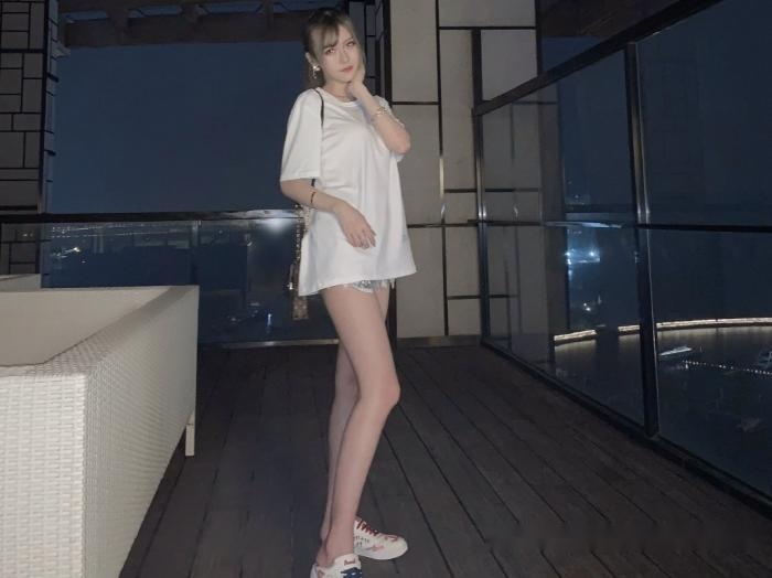 #斗鱼#斗鱼腐团儿生活照流出，当看到这身装扮，网友：这样穿鞋脚不臭吗？