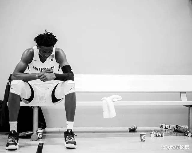 『凯里·欧文』欧文17岁小学弟轰动全美！提前锁定明年状元秀！比Zion还猛