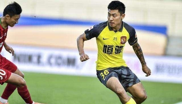 广州恒大|恒大绝杀之夜卡帅错信两大争议中场,同为年薪800万一人却惊艳