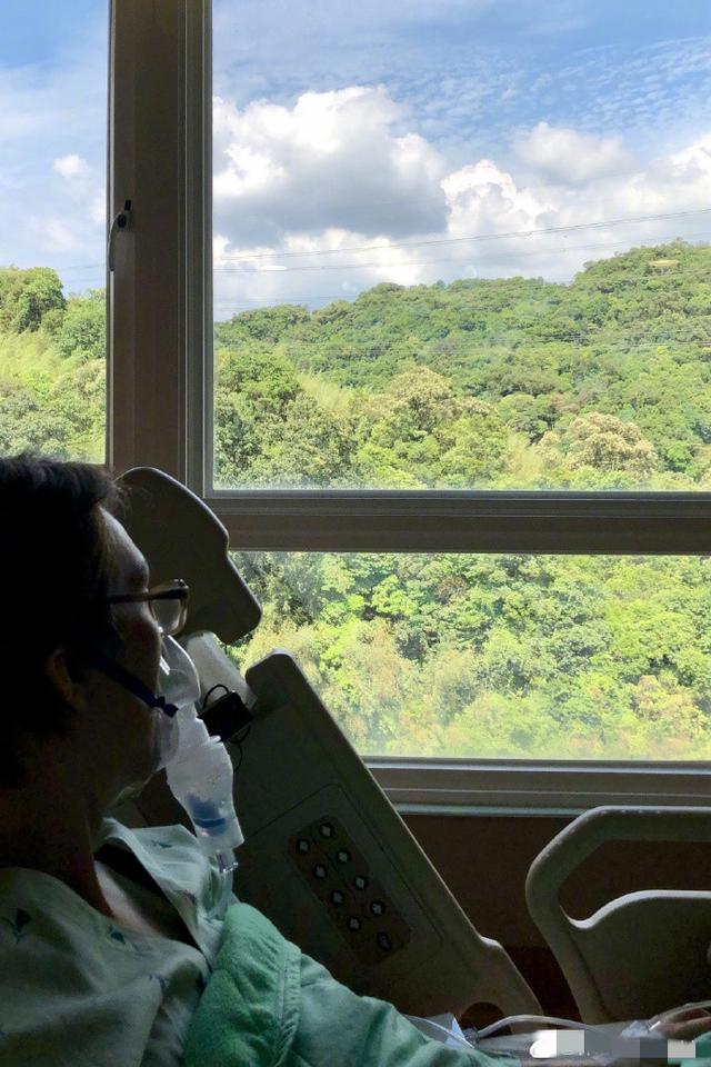 林志炫|53岁林志炫罕晒近况！戴呼吸机躺病床显憔悴，脸部瘦到凹陷引担忧