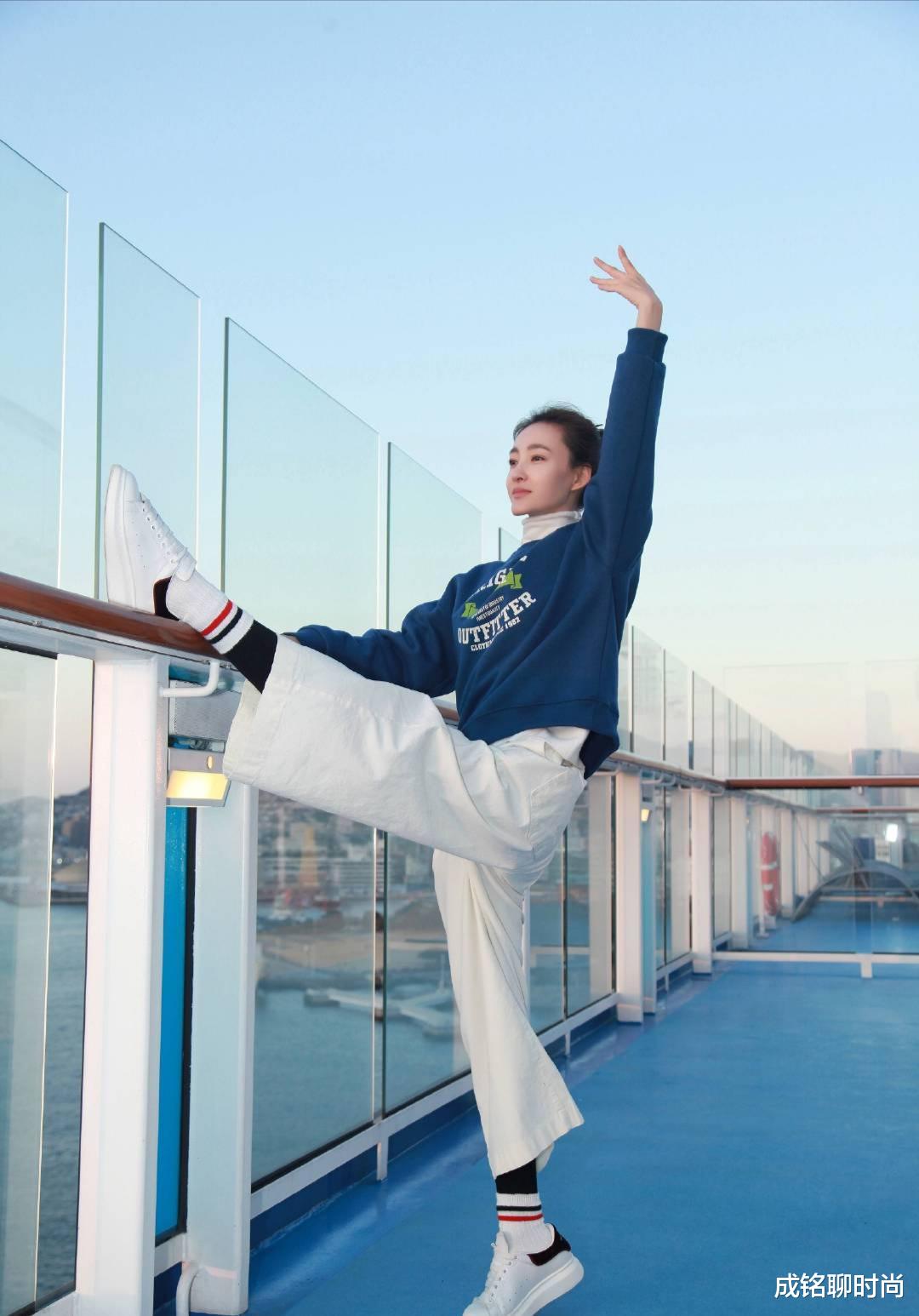 『西装』35岁王丽坤好气质,穿浅色西装配牛仔裤干净利索,时尚减龄又高级