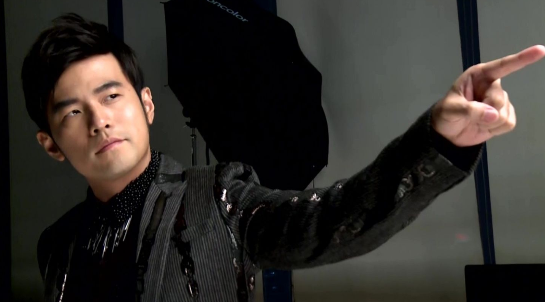 周杰伦|周杰伦深夜晒与钢琴合照，评论担心吵到邻居，他的回答让人柠檬酸