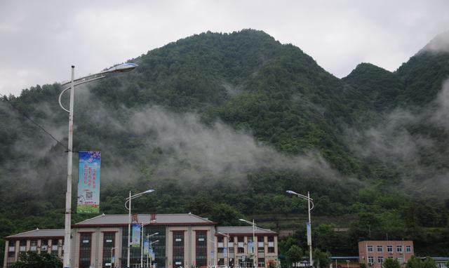 凤县|秦岭这座小城为什么这么“仙”？云烟游走，连火车站都像仙境！