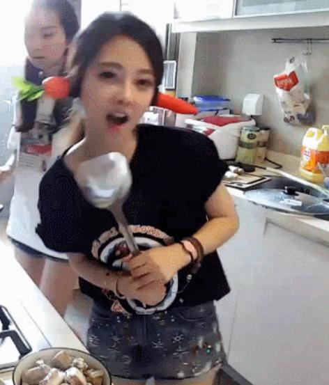 参观冯提莫现实中的家，感觉家具都是缩小版的，看起来太可爱了