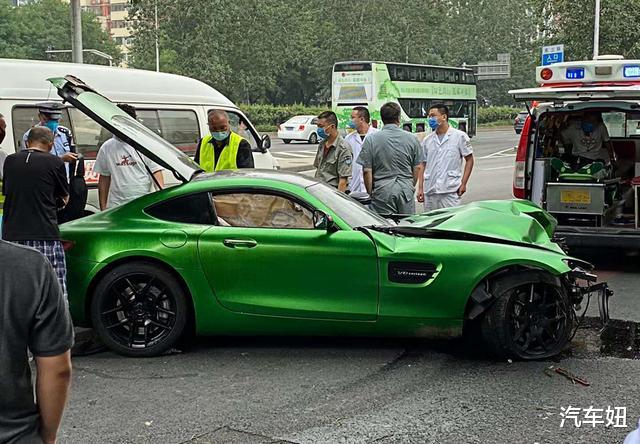 奔驰amg@奔驰159万“绿魔”车头被削，V8发动机够呛，网友：陈田见