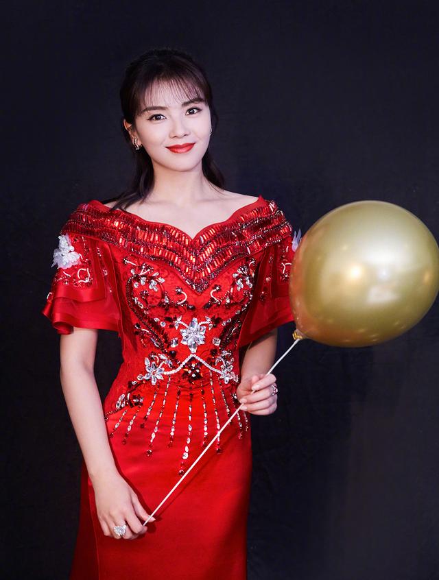 「空气刘海」刘涛真适合穿红色，气质端庄贵气十足，剪空气刘海不显老