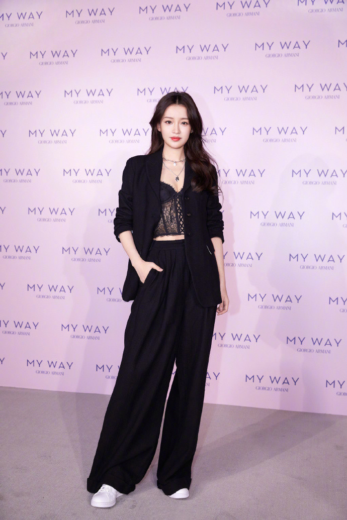 西装|辣妈孙怡出席活动，穿西装内搭抹胸够大胆，裤腿粗如水桶走路拉风