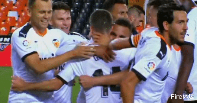 西甲▲疯狂1-1！西甲4.9亿劲旅多打1人遭鱼腩绝平，23岁铁卫两场送3点球