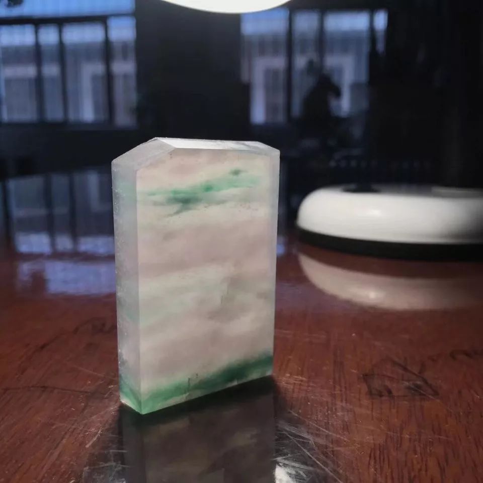 [文玩]男子不听劝入手的翡翠原石，竟切出罕见冰种“春带彩”真是意想不到！