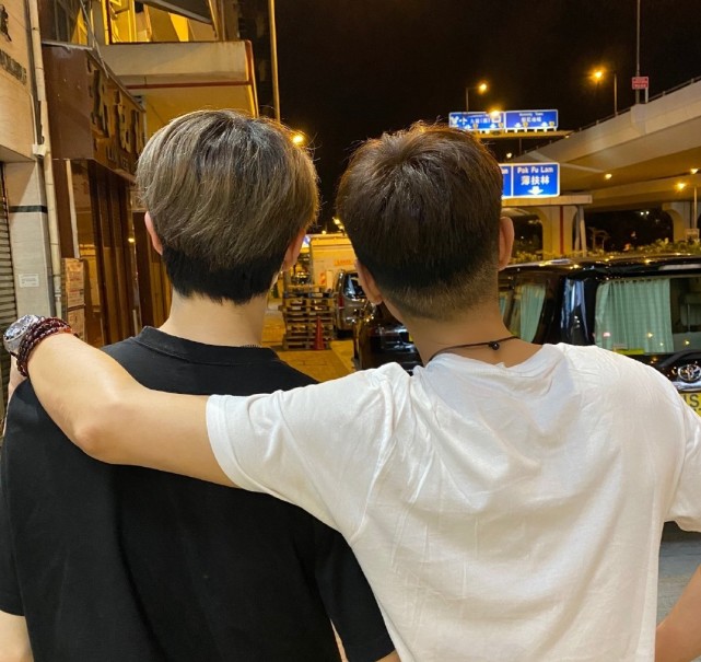 张丹峰|洪欣晒照为儿子庆生，让儿子不要再长高，一家人合照独缺张丹峰