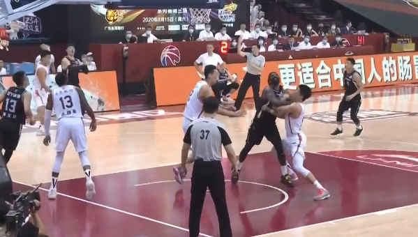 违反体育道德犯规|5次违体犯规！垫脚推人火气太大，郭艾伦怒瞪裁判被队友拉住