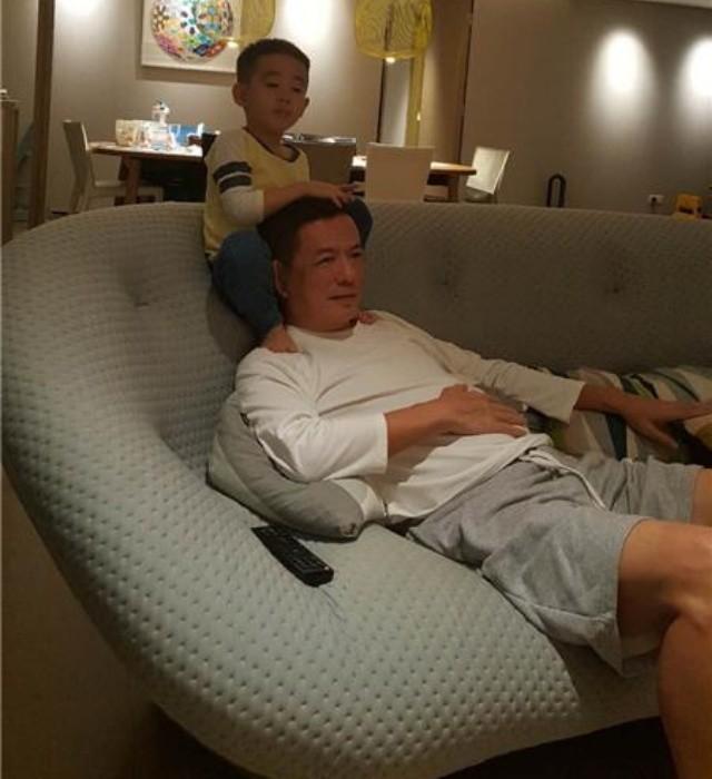 #应采儿#丁爸抵达香港帮女儿应采儿照顾二宝，7岁陈胤捷从小靠姥爷长大