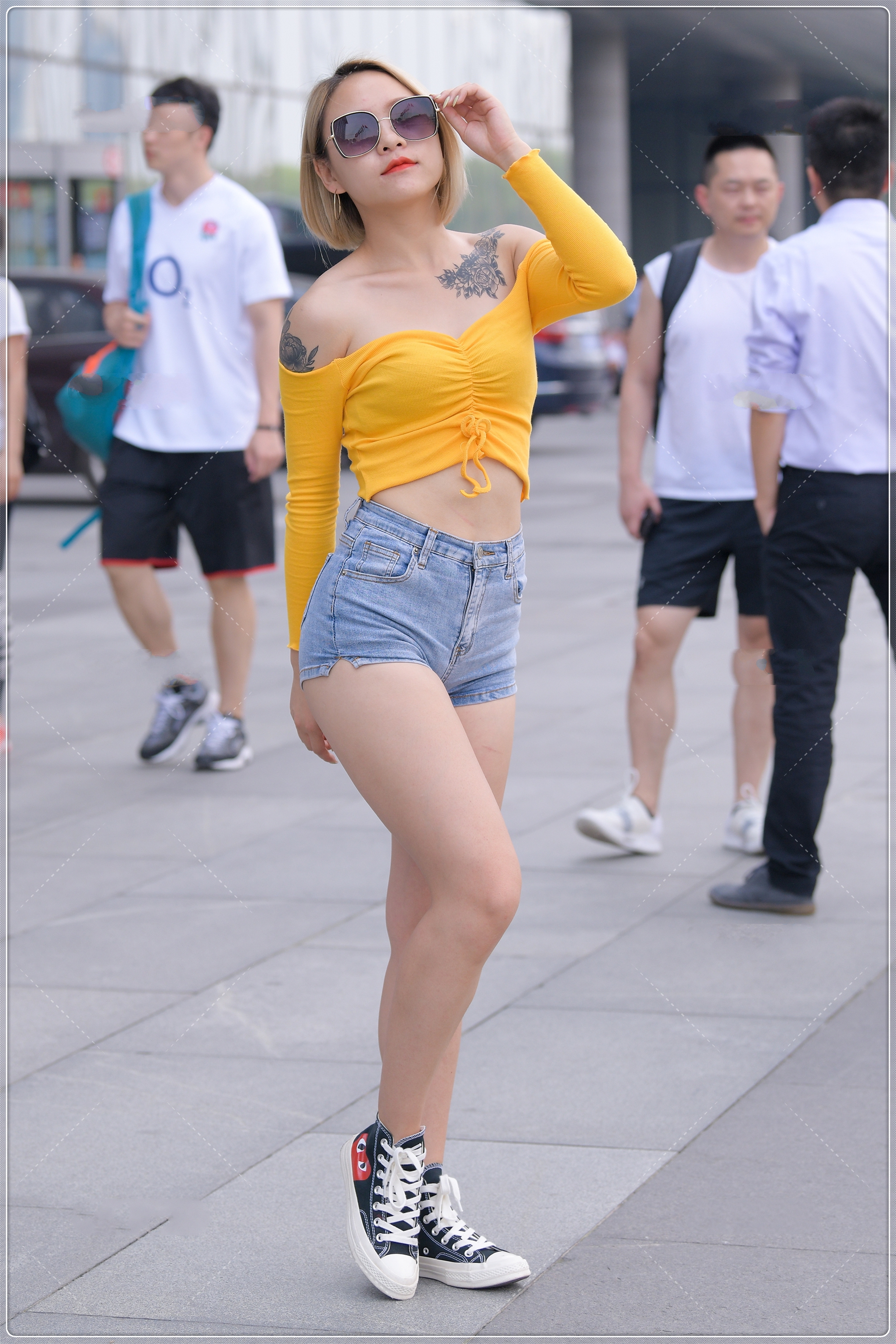 短发|灰色短发女孩干净利落，黄色无吊带背心搭配浅色短裤，酷范十足