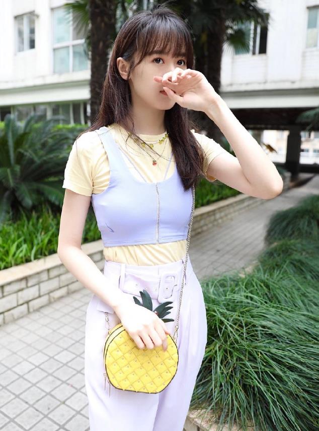 爱情公寓|曾是《爱情公寓》中无亮点的龙套，靠《琉璃》逆袭，28岁已成顶流