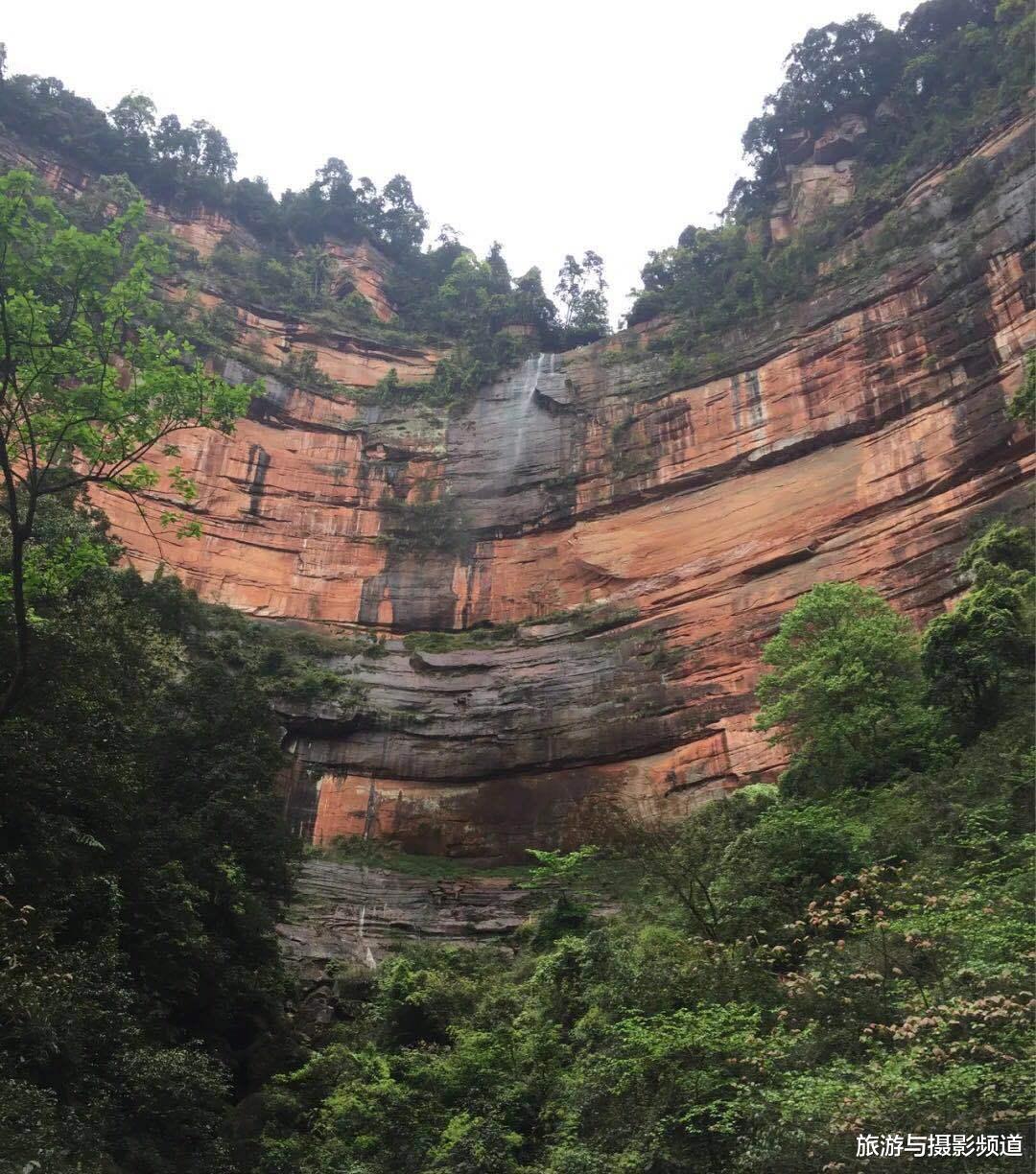 丹霞地貌：中国最大的丹霞地貌，有等距排列的瀑布奇观，还有侏罗纪残遗种