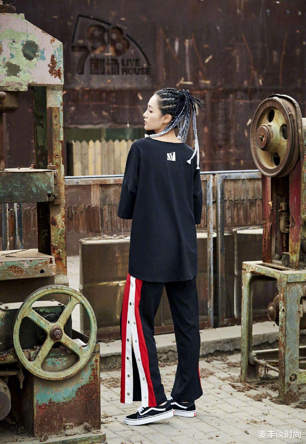 『衬衫』她被曝隐婚遭“隐藏”,穿复古白衬衫配牛仔裤,30岁娇俏似少女