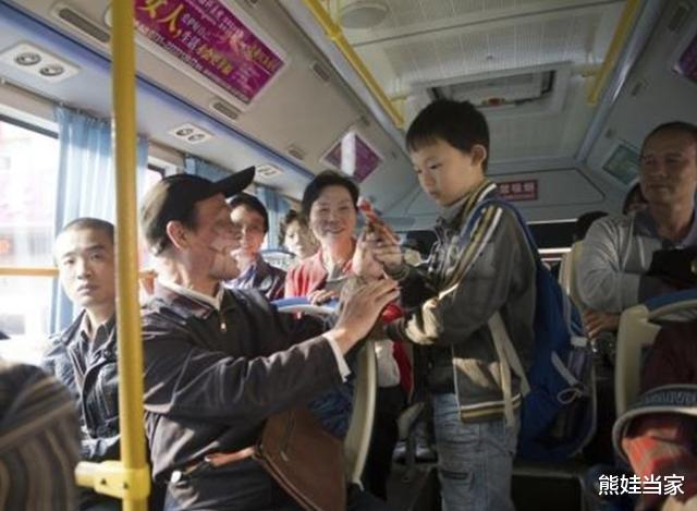 熊娃当家|8岁孩子被迫让座忘拿书包,被老人一把摔地上,网友:挺有劲