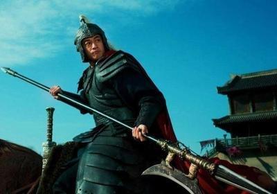 小伙带“方天画戟”鉴宝，鉴定时专家手颤，鉴定后小伙脚软