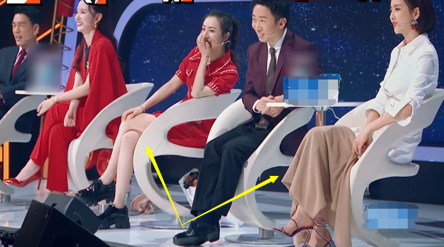 【郭麒麟】薇娅佟丽娅同穿裙子，唯独节目组只给她披毛毯，待遇一目了然