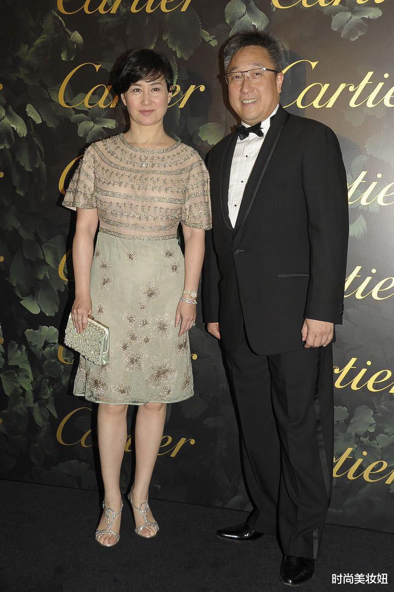 【连衣裙】何超琼不愧是“豪门千金”,一袭裸色连衣裙配短发,气质高贵优雅