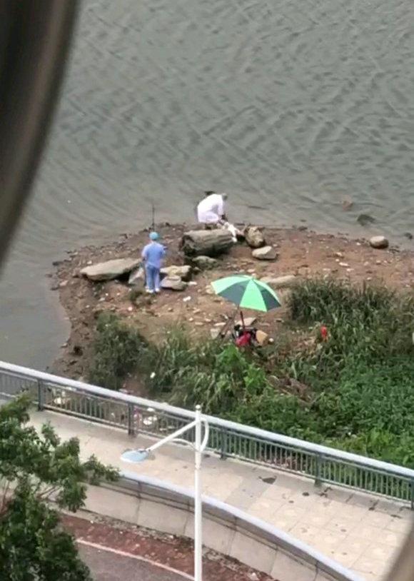|钓鱼时突然暴毙？疑似被雷击，举起鱼竿都能感觉到电流
