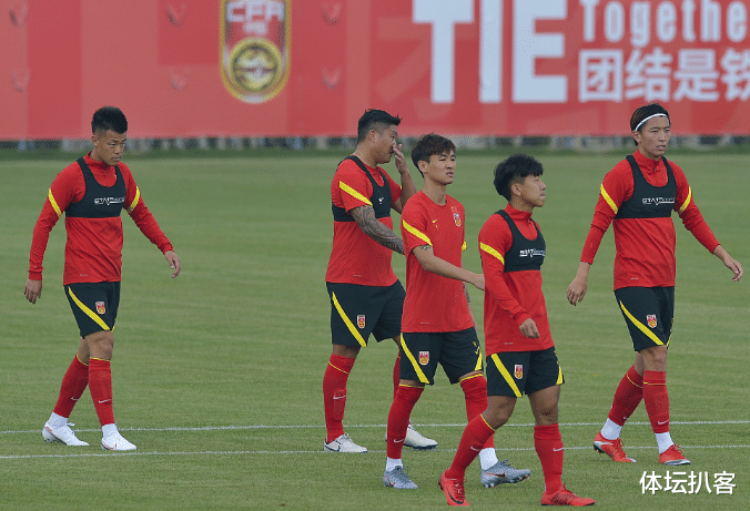 「国足」中甲国脚大爆发!国足4-1大胜上港,洛国富上演首秀,韦世豪破门