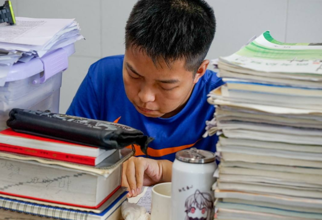 「」高考后，为什么很多同学都会疯狂撕书？背后的答案让人无奈又心酸
