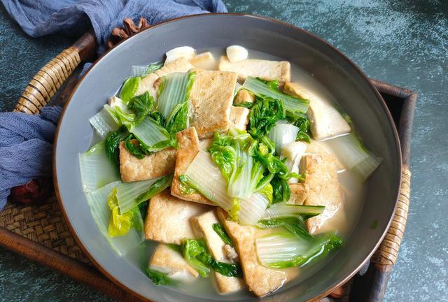 豆腐|豆腐和这菜是天生一对，入秋后要常吃，汤鲜味美，好吃到汤汁不剩