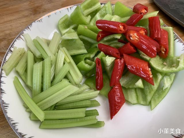 芹菜▲洗花蛤时,只会放盐就错了!大厨教你一招,花蛤吐沙又快又干净