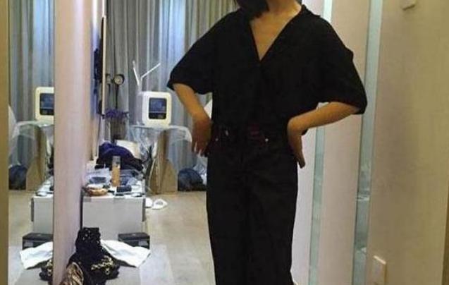 周冬雨晒出自己的豪宅，家里也太乱了吧，客厅里鞋子都乱扔