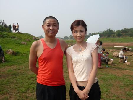 娱乐圈|退出娱乐圈经商，他娶模特妻子深山养鸡，如今50岁身家过亿