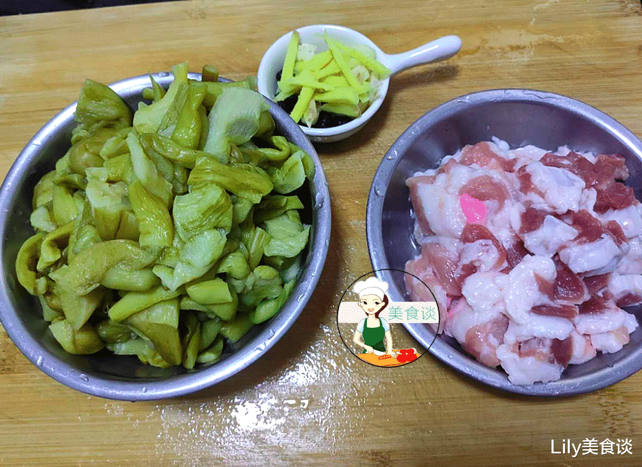 五花肉|五花肉最馋此做法，不红烧不烤，搭配此菜一起炒，酸爽鲜香不油腻