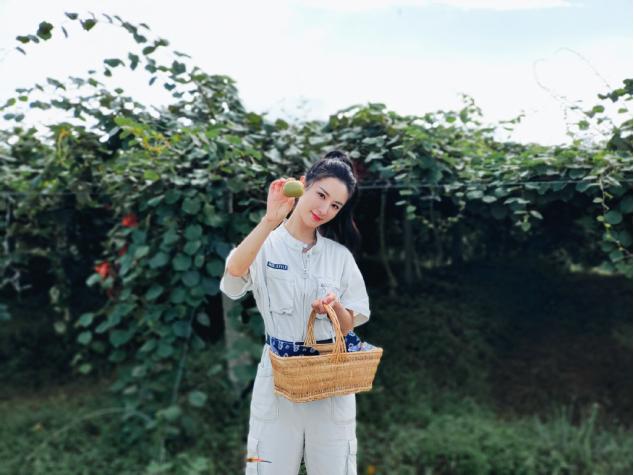 西装|薇娅明星感越来越强，穿短袖西装扎高马尾，黑白装也能穿得很高级