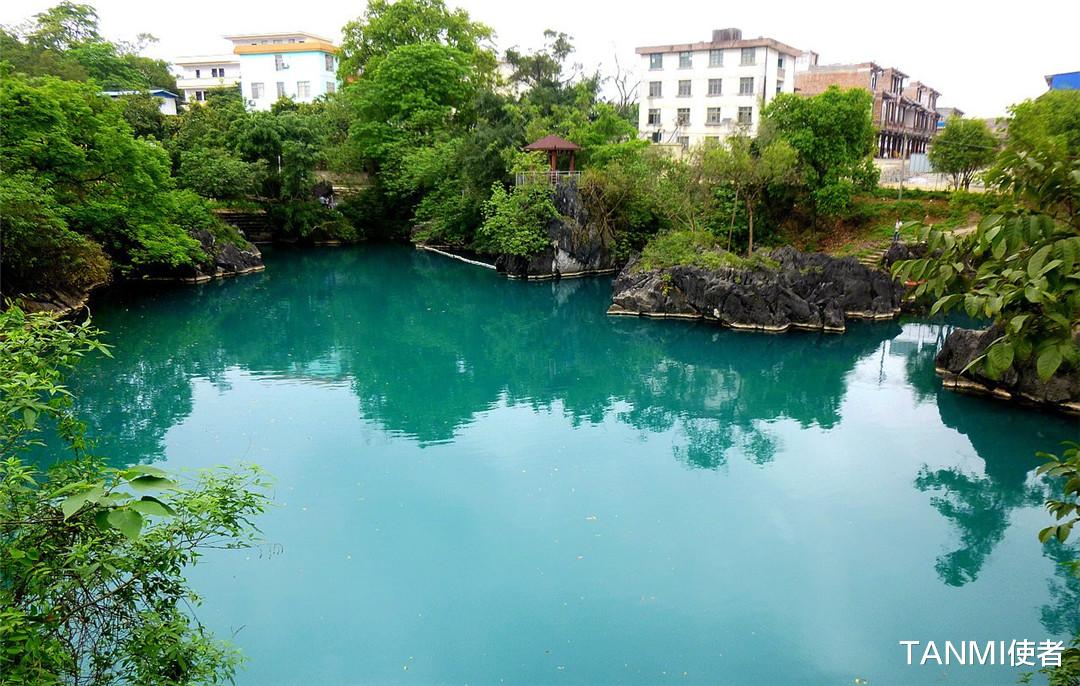 广西南宁@广西南宁发现一潭水，水潭颜色深浅不一，水深至今仍是谜