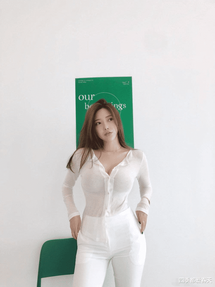 「穿衣搭配」穿着纯白色的套装，更加能彰显简约圣洁，于是表姐就穿成“这样”？