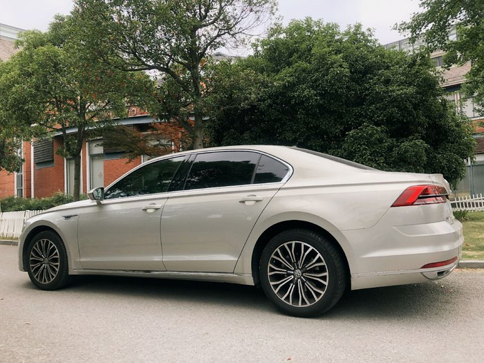 大众汽车|52岁大爷喜提大众辉昂，外观既大气又低调，这价格买的挺便宜吧