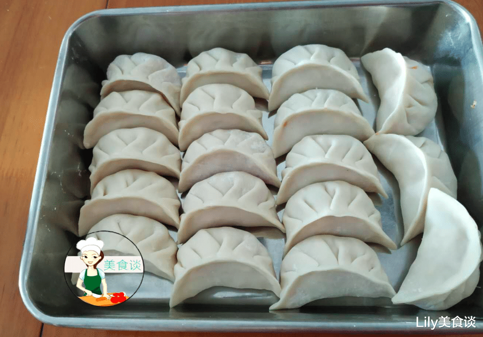 『饺子』夏天，包饺子别再用韭菜了，用它鲜甜脆嫩，一咬满嘴爆汁，吃撑了