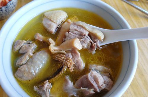 []炖鸡时，有人先焯水，也有人直接炖，其实都不对！这才是正确做法