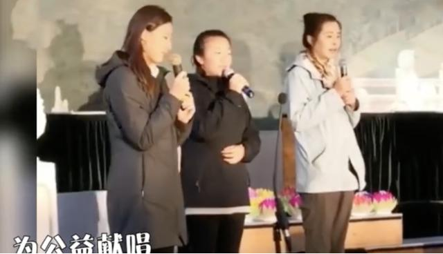 王祖贤|53岁王祖贤携友人逛街，身材圆润岁月催人，乍一看犹如街边老太