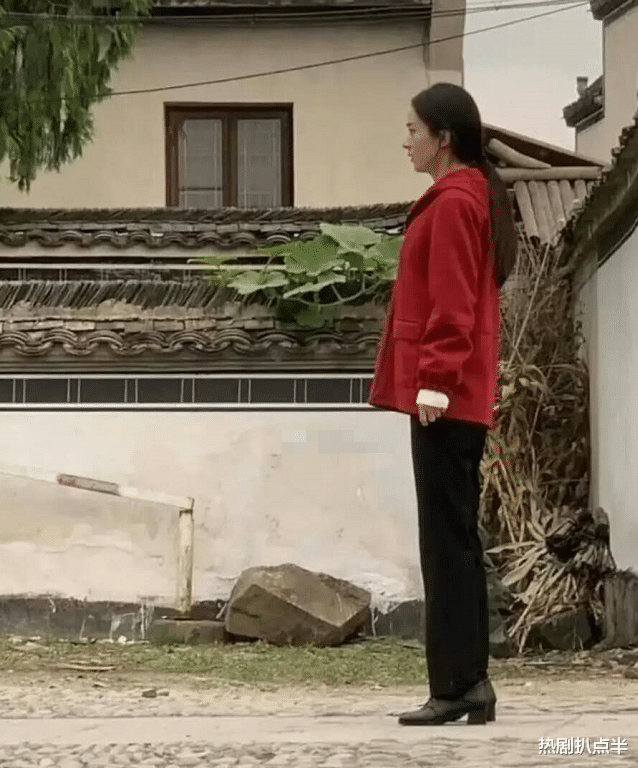 杨幂|杨幂新电影演反派女一，抽烟打戏样样带感，可惜眼窝深陷显老态