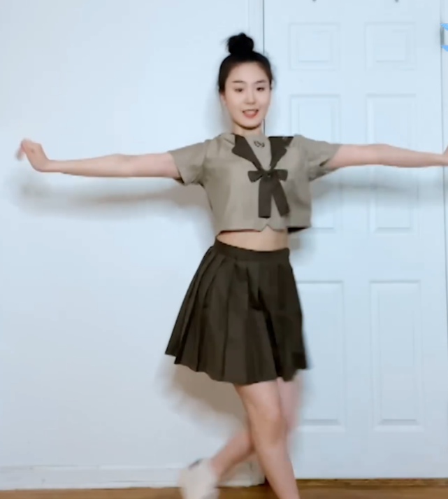 「金子涵」金子涵的大妹妹跳主题曲舞，妹妹的颜值和实力，不参加比赛可惜了