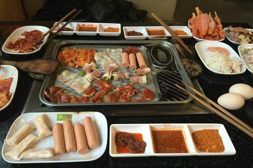 烤肉:吃自助烤肉时,服务员问你换不换纸?其实是在暗示你,内行人都懂