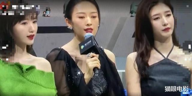 江疏影|童瑶采访坐C位，江疏影疑全程黑脸不愉快，红毯造型被狂吐槽