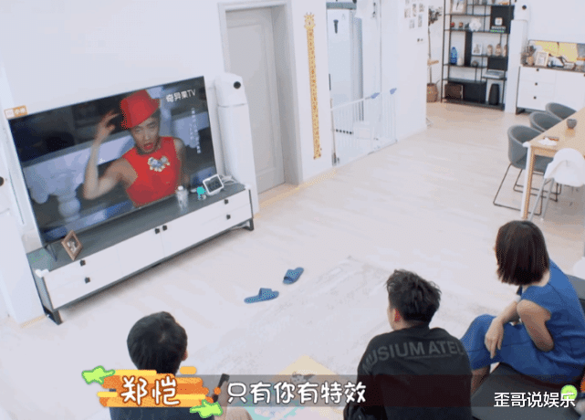 郑恺|郑恺去王祖蓝家看《跑男》，吐槽其一个“缺点”，却让李亚男很甜