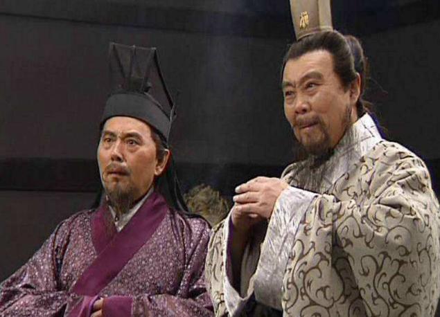 孔融■孔融4岁就让梨，长大之后怎么样了？老师不敢讲，曹操：死的不冤